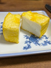 中を割っても、うーん…揚げ豆腐。食べてみると「ふわしゅわ甘々メレンゲの極薄クレープ包みだ！」。