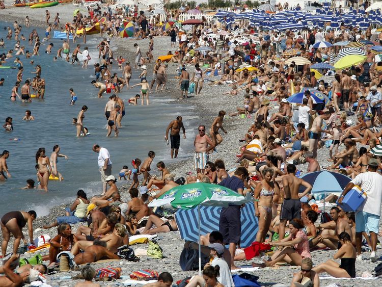 2009年7月、仏ニースのビーチで、休暇を楽しむ人々
