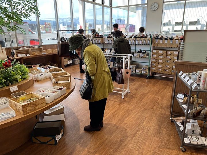 宮城興業の靴は地元山形のスーパーの催事などでも販売しています（宮城興業提供）
