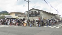 お盆休み初日にうどん店で長蛇の列（山越うどん　香川・綾川町）