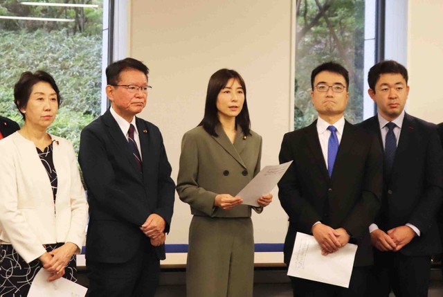 政府の担当者に要請書を手渡した立憲民主党の塩村文夏参院議員（中央）、長妻昭政調会長（左から２人目）＝国会内