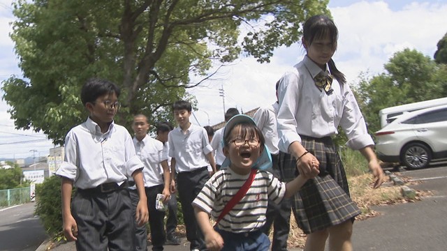 高校生が地域の人と防災訓練　保育園児の手を取って一緒に避難　香川・坂出市