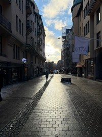 石畳の道と建物の間から青空がのぞくスウェーデンの街並み（川上麻衣子のＸ@majko_k　より）