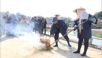 岡山後楽園で早春の風物詩「松のこも焼き」　啓蟄を前に昔ながらの“害虫駆除”