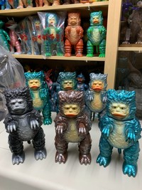 なべやかんがコレクションした〝怪獣ソフビ〟の「ガラモン」たち