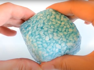 ASMRで脳がゾクゾク　たき火、スライム、咀嚼音……耳元に音の快感、メカニズムは