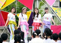 ポーズを決める（左から）ももいろクローバーＺの玉井詩織、佐々木彩夏、百田夏菜子、高城れに＝2025年5月