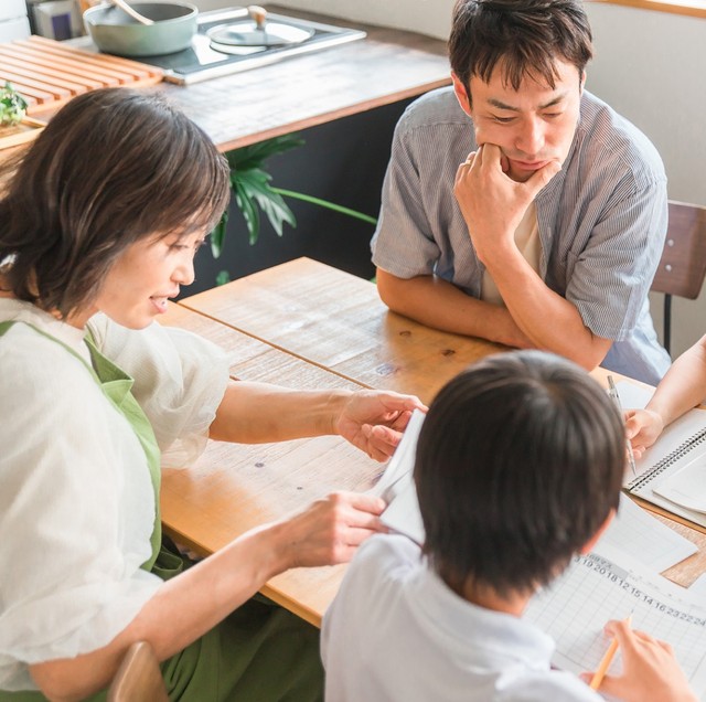 夫婦で分担する家庭学習　※画像はイメージです（FineGraphics/photoAC）