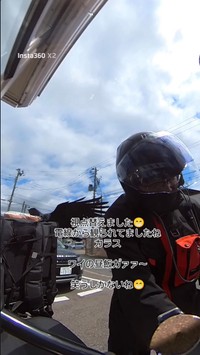 別角度の動画に映っていた、カラスがパンを持ち去る瞬間／フードデリバリー廃達員さん（@bad_uber_rider）提供