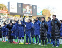 奥大介さん追悼試合で遺影に向かってあいさつする三浦知良（前列右から２人目）ら選手たち=2015年1月