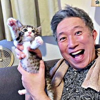 2年前、家族になったトラヴィスくん。パパの幸せそうな笑顔も話題に（画像提供：にくきゅうさん）