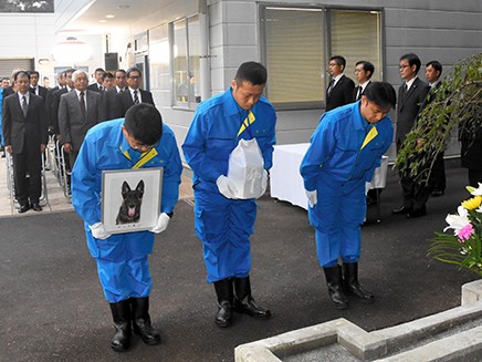 警察犬よ、安らかに…死の直前、行方不明者を発見した犬も！