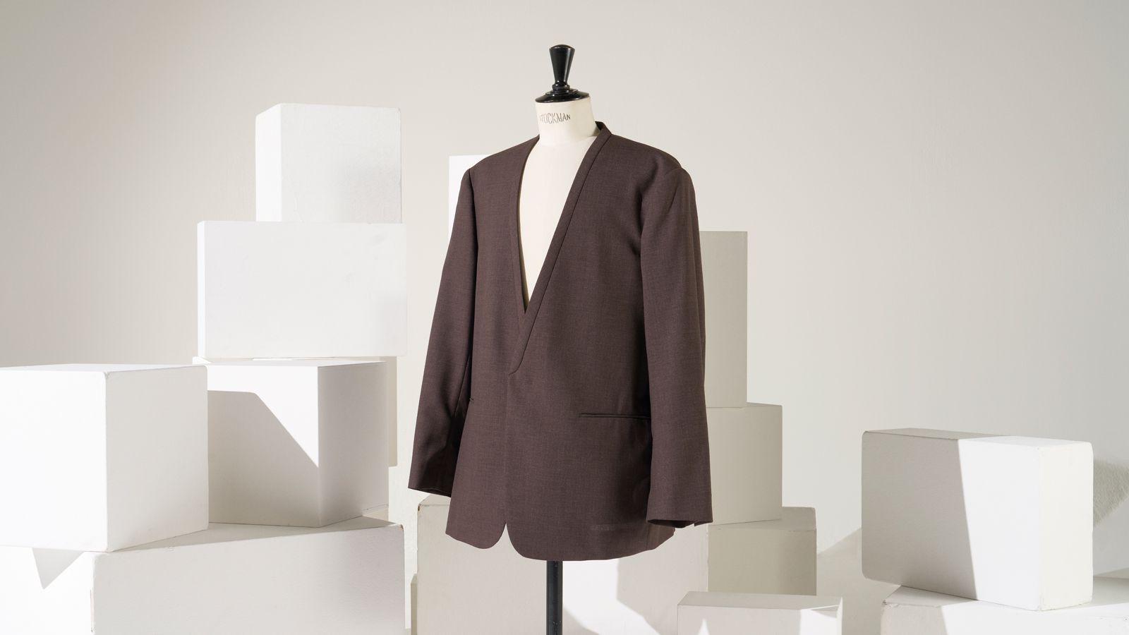 オリエンタルなデザインとウール素材でアップカジュアル<br>この春、手に入れたい旬のノーカラージャケット【バーニーズ　ニューヨーク】