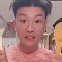 夫が妻へサプライズで手料理に挑戦／YouTubeチャンネル「イサムとみどり」（@ISAMUtoMIDORI）さん提供＝画像をトリミングしています