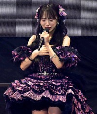 アンコールで涙を流す向井地美音（中央）＝国立代々木競技場　第一体育館