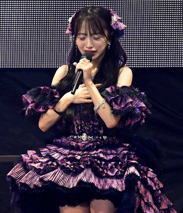 アンコールで涙を流す向井地美音（中央）＝国立代々木競技場　第一体育館