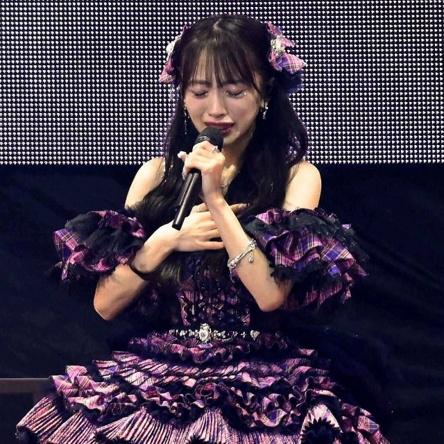 アンコールで涙を流す向井地美音（中央）＝国立代々木競技場　第一体育館