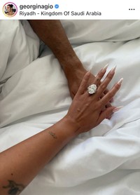 C・ロナウドが31歳モデル美女と婚約！巨大な宝石の指輪ショット