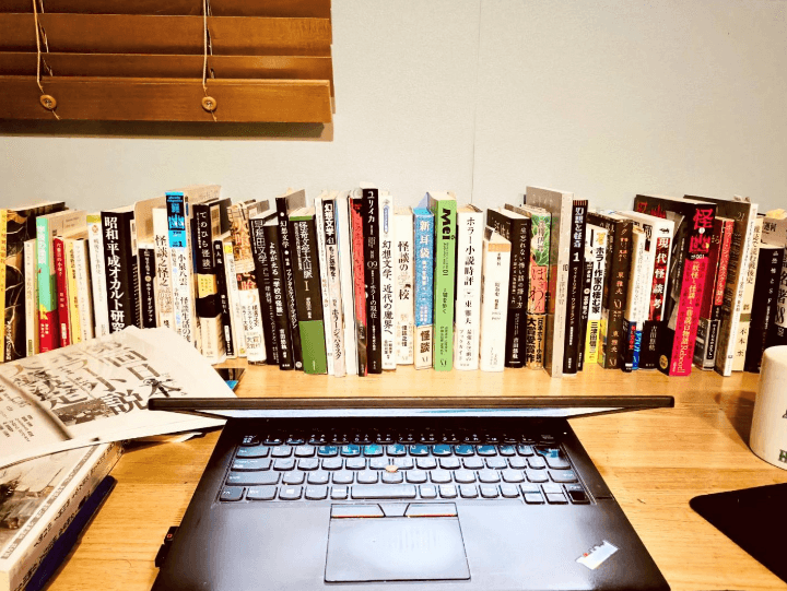 本書執筆中、朝宮運河さんの机の上に並べられた大量の資料（画像：著者提供）