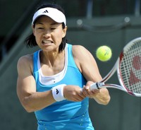 現役復帰戦で強烈なバックハンドを放つクルム伊達公子さん＝2008年撮影