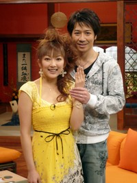 山田まりや（左）と草野徹＝2008年