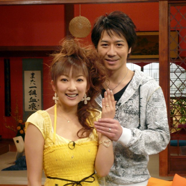 山田まりや（左）と草野徹＝2008年