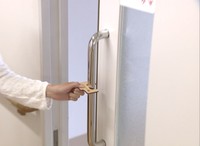 ドアノブに触れずに開閉OK！　障害者支援施設が製作する感染予防グッズが人気　岡山・吉備中央町
