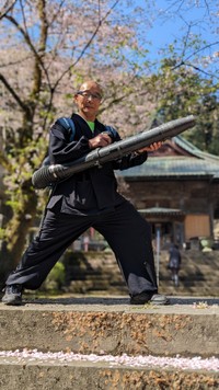 バズーカ片手にはいポーズ（提供画像）