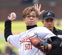 見事な投球を披露した山寺宏一