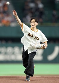 始球式を務める純烈の後上翔太＝東京ドーム