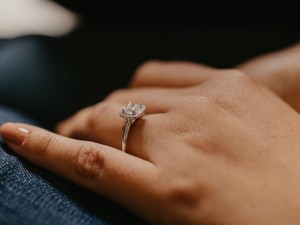 愛の証だと信じていた指輪が母の薬指から消えた。でも愛はあると思う