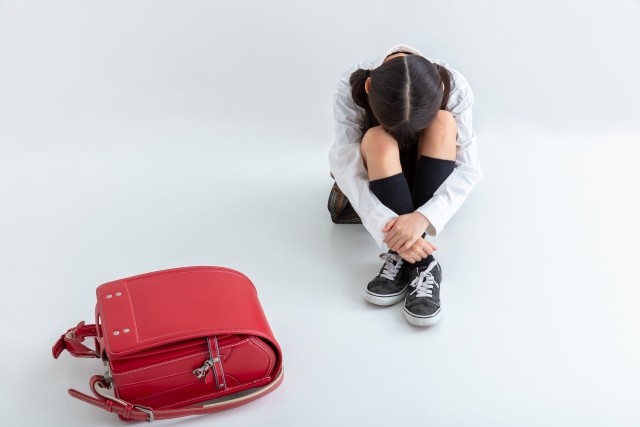 児童とのトラブルで、保護者の家へ担任代理のひのえりさんと教頭が謝罪（photoACより 、「KeyRabbits」さん撮影、イメージ画像）