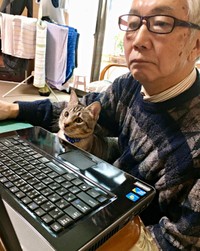 お父さんの膝上にちょこんと座るななちゃん（画像提供：KALEIDOSCOPE（カレイドスコヲプ）さん）