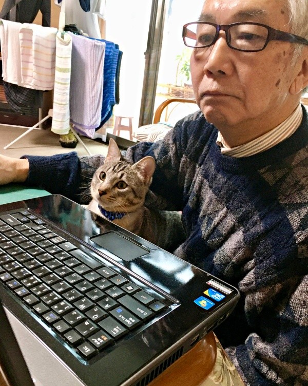 お父さんの膝上にちょこんと座るななちゃん（画像提供：KALEIDOSCOPE（カレイドスコヲプ）さん）