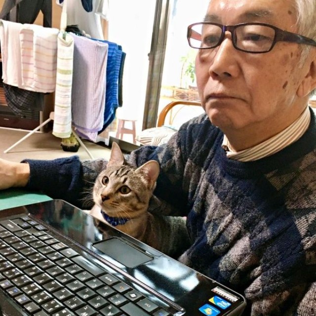 お父さんの膝上にちょこんと座るななちゃん（画像提供：KALEIDOSCOPE（カレイドスコヲプ）さん）