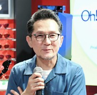 ミニライブでマイクを手にする大土井裕二＝2019年