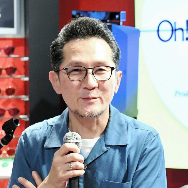 ミニライブでマイクを手にする大土井裕二＝2019年
