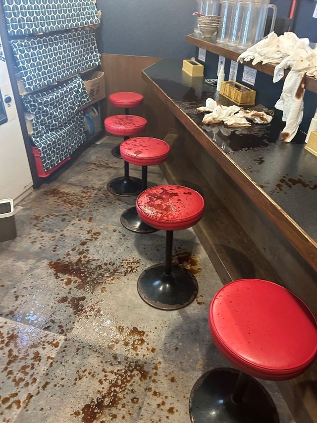 「殺人現場！？」と思ってしまうような惨状。どうしてこんなことに…？ ※田中さん提供