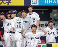 ベンチから戦況を見守る大谷翔平ら侍ジャパン＝2日、京セラドーム大阪