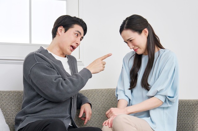 妻のことをけなす夫(siro46/stock.adobe.com)