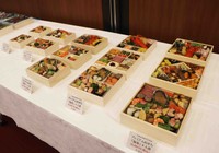 お披露目された「2024ハルメクおせち」