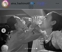 村上愛さん（右）と豪快に飲む橋本愛奈＝橋本愛奈のインスタグラム＠aina_hashimot0より