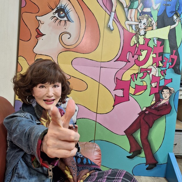 ５月５日のイベント「トウキョウ・ア・ゴーゴー」のイラスト看板前でポーズを取る山本リンダ＝都内の東京キネマ倶楽部