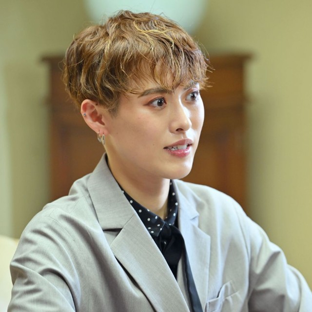 意気込みを語る翼和希さん（京都市中京区・京都新聞社）