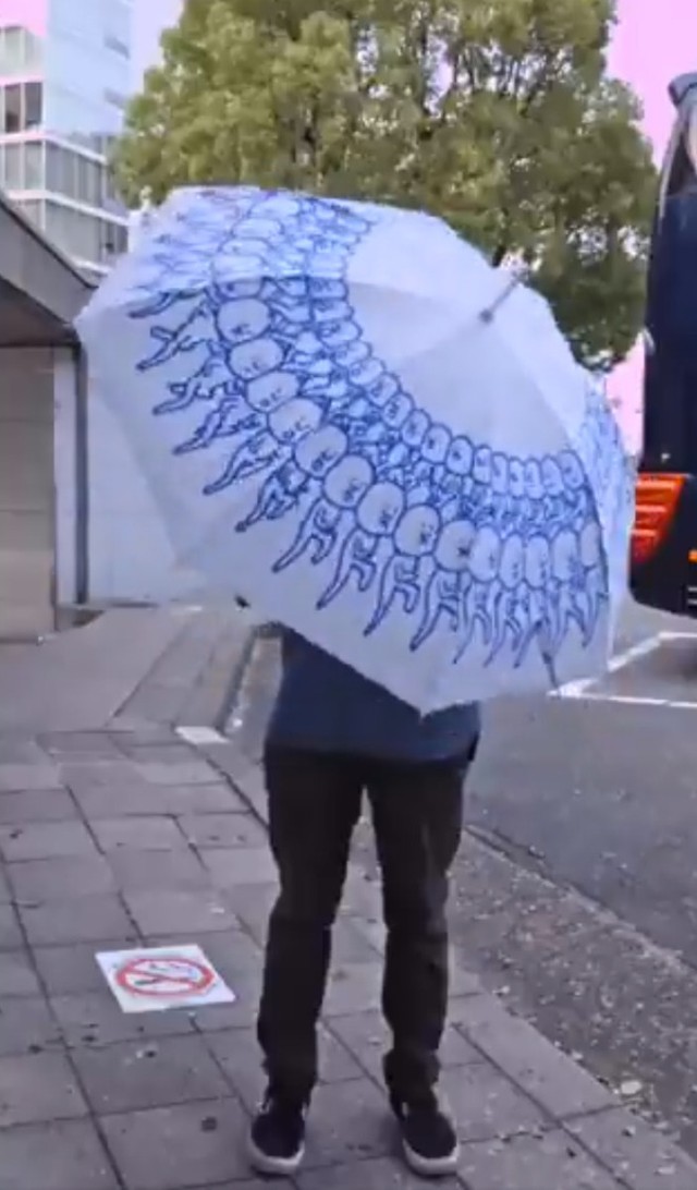 開いた傘をまわします 03／木佐貫洋平さん（@LimbaTrip）提供