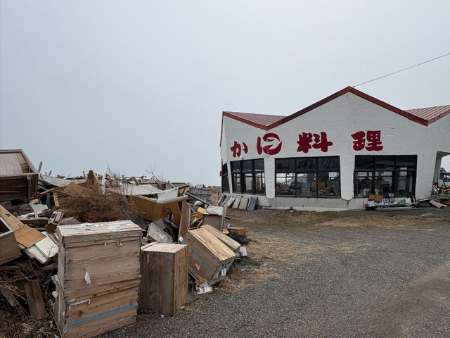 店内や敷地内に積み重なった物品や廃材を取り除くには大きな困難があったそう（山下康さん提供）