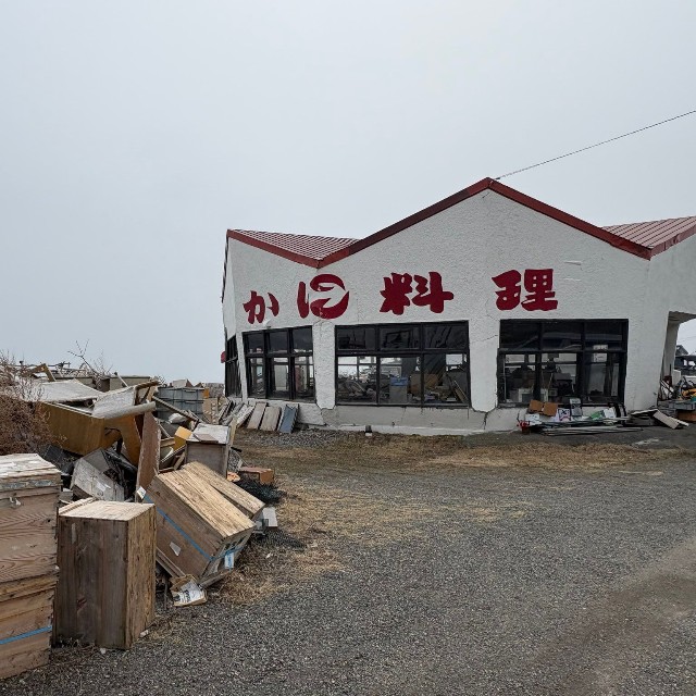 店内や敷地内に積み重なった物品や廃材を取り除くには大きな困難があったそう（山下康さん提供）