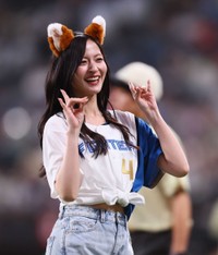 きつねダンスを踊る乃木坂野球部の金川紗耶＝エスコンフィールド北海道
