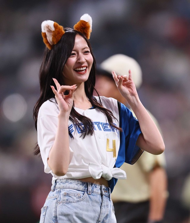 きつねダンスを踊る乃木坂野球部の金川紗耶＝エスコンフィールド北海道