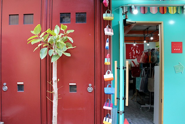 鹿が葉を食べてしまい、ディアラインができた同店入り口にある木
